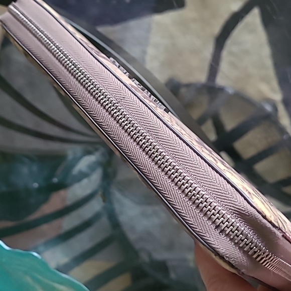 Michael Kors Leather Wallet ❤️ - Picture 4 of 10